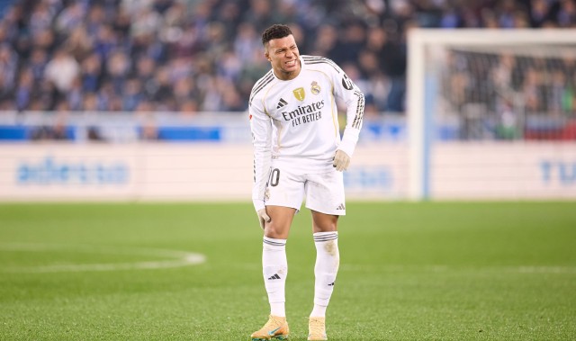 乐鱼电竞官方网-队报：姆巴佩受膝痛困扰，但皇马处境不佳需要他克服伤病连续出战