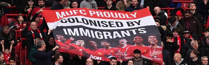 乐鱼电竞官方网-彻底激怒！曼联球迷拉横幅硬刚老板，拉特克利夫言论遭公开打脸|加里-莱因克尔|英国足球|丹·伯恩|摩纳哥|移民_新浪体育_新浪新闻