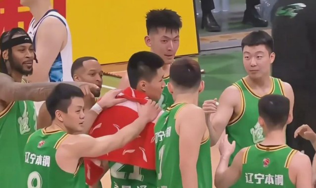 Leyu 体育网站-时隔458天！前NBA旧将回归！辽粤大战火了，杨鸣下台后球队6胜1负